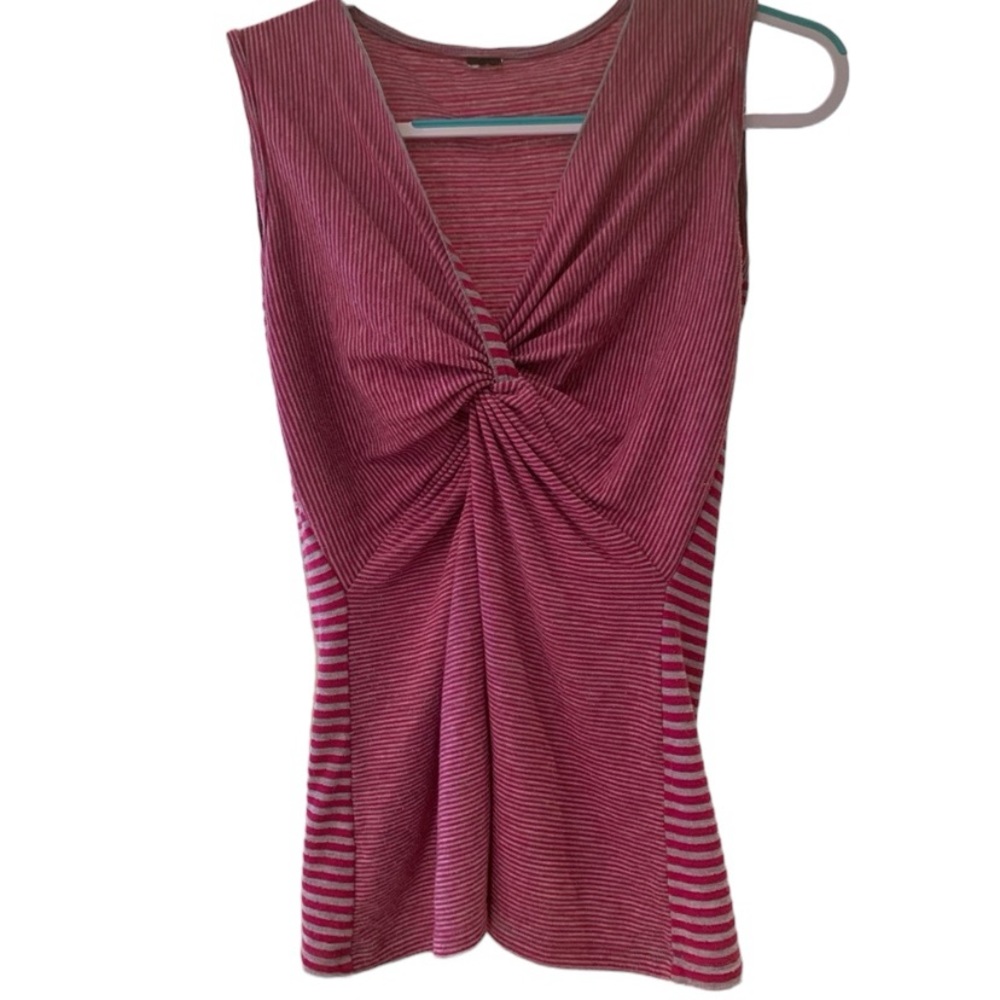 Cute cotton sleeveless twist front t-shirt, somewhat fitted along the waist.